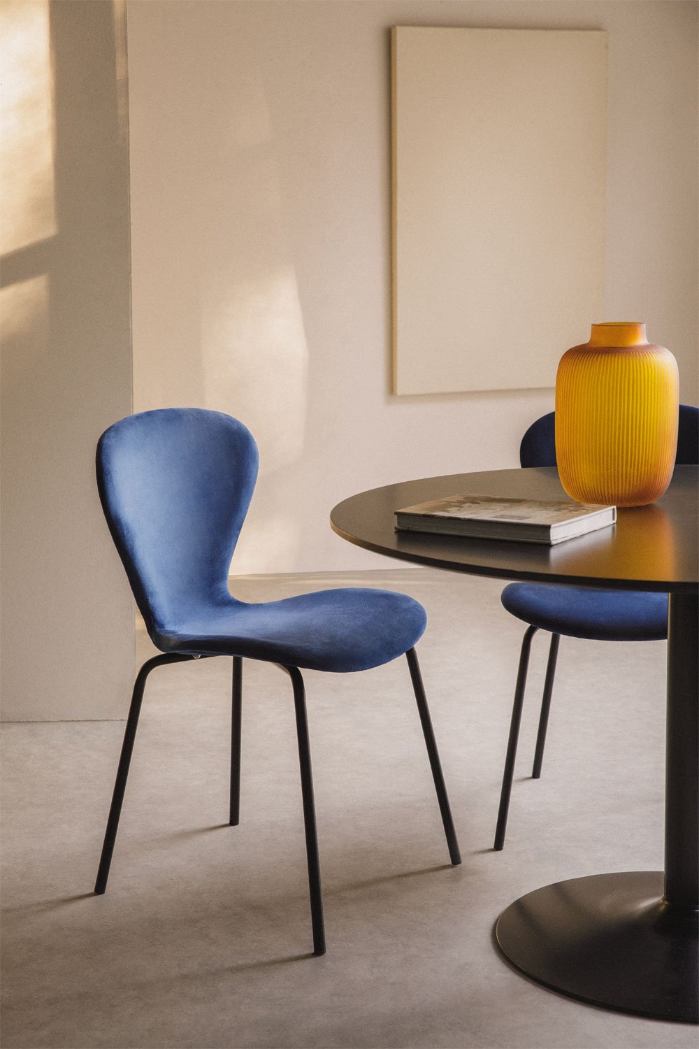 Uit pack of 4 stackable velvet dining chairs, gallery image 1