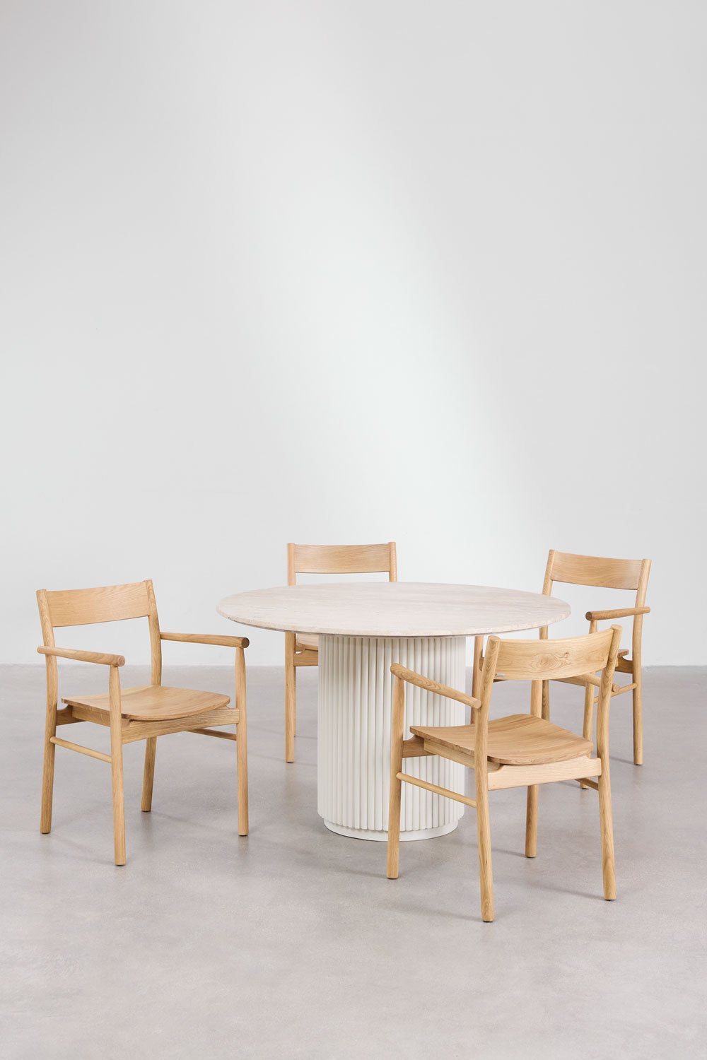 Set of round table in travertine look cement (Ø100 cm) Velia and 4 dining chairs in oak wood Mara Signature, gallery image 2