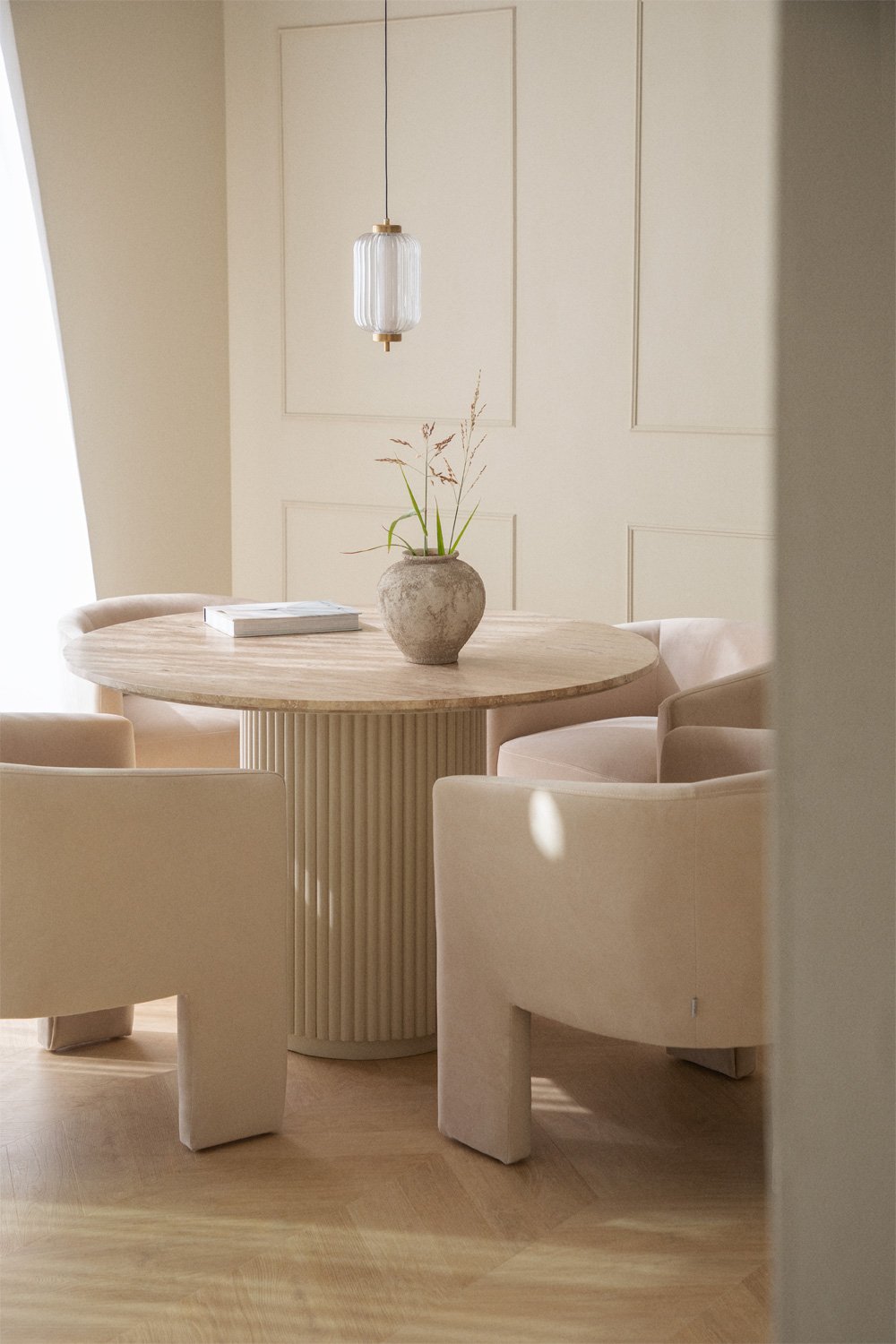 Round dining table in natural stone and mango wood Giselda, gallery image 1