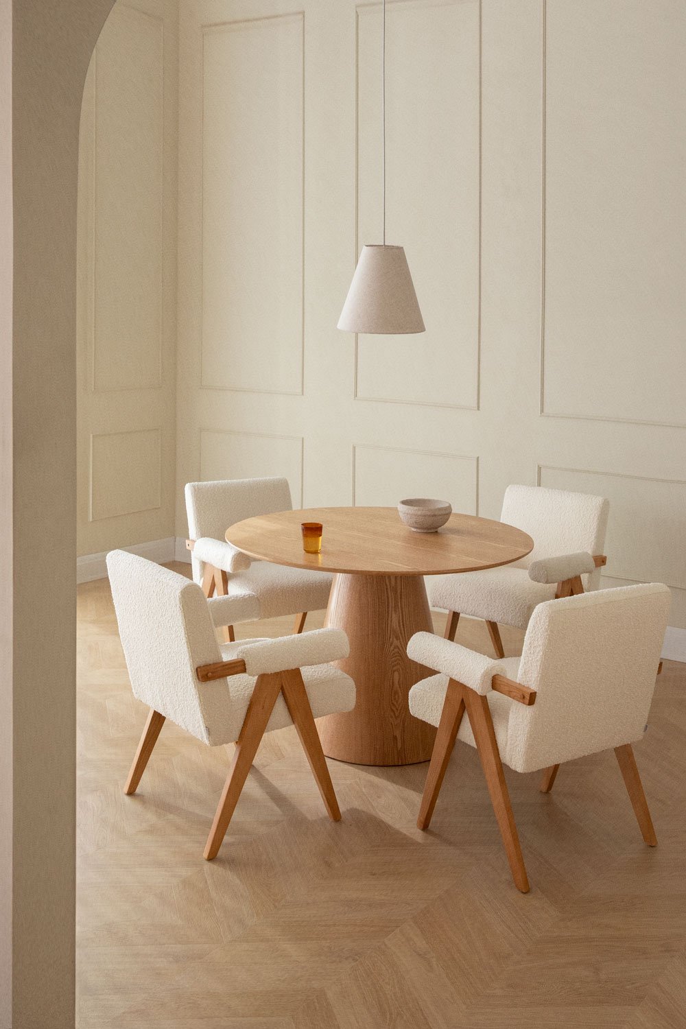 Set of round table in ash veneer (Ø120 cm) Aura and 4 dining chairs in ash wood and Lucca bouclé fabric, gallery image 1