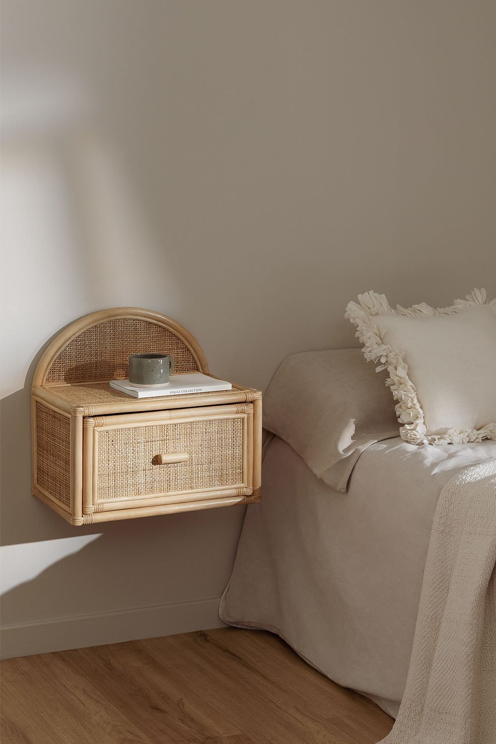 Pack of 2 Yivisc floating rattan nightstands, gallery image 1