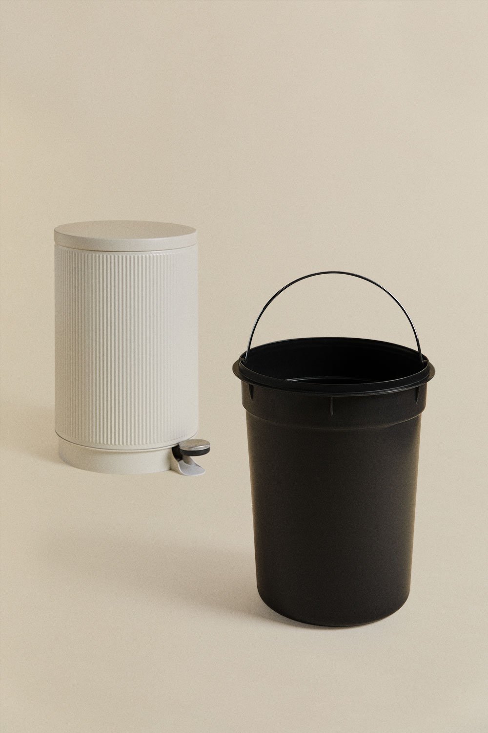 Midler trash can with lid and pedal, gallery image 3