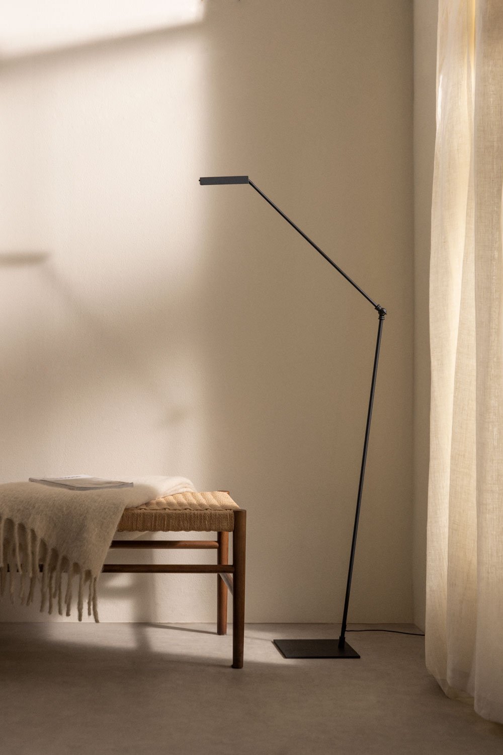 LED floor lamp in iron Valtyn, gallery image 1