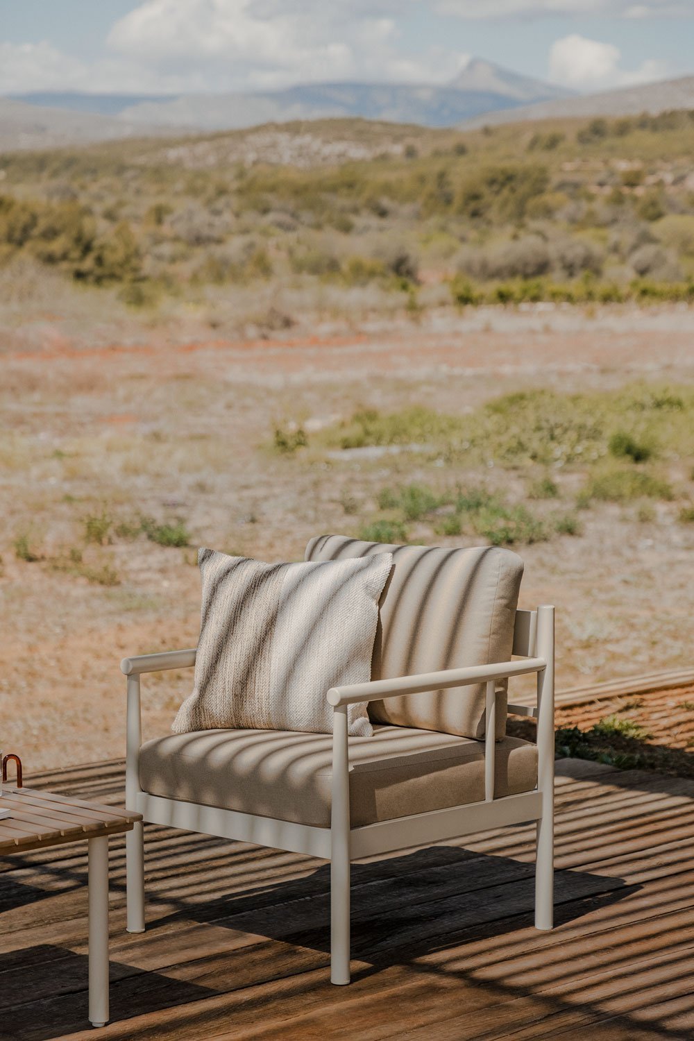 Garden set with 2-seater sofa, 2 armchairs and coffee table in aluminium and acacia wood Beirik, gallery image 2