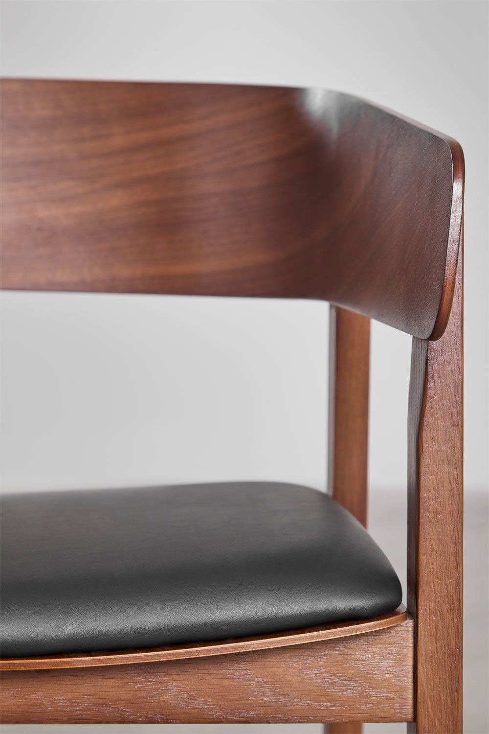 Pack of 2 dining chairs with armrests in oak wood Olsen, gallery image 6