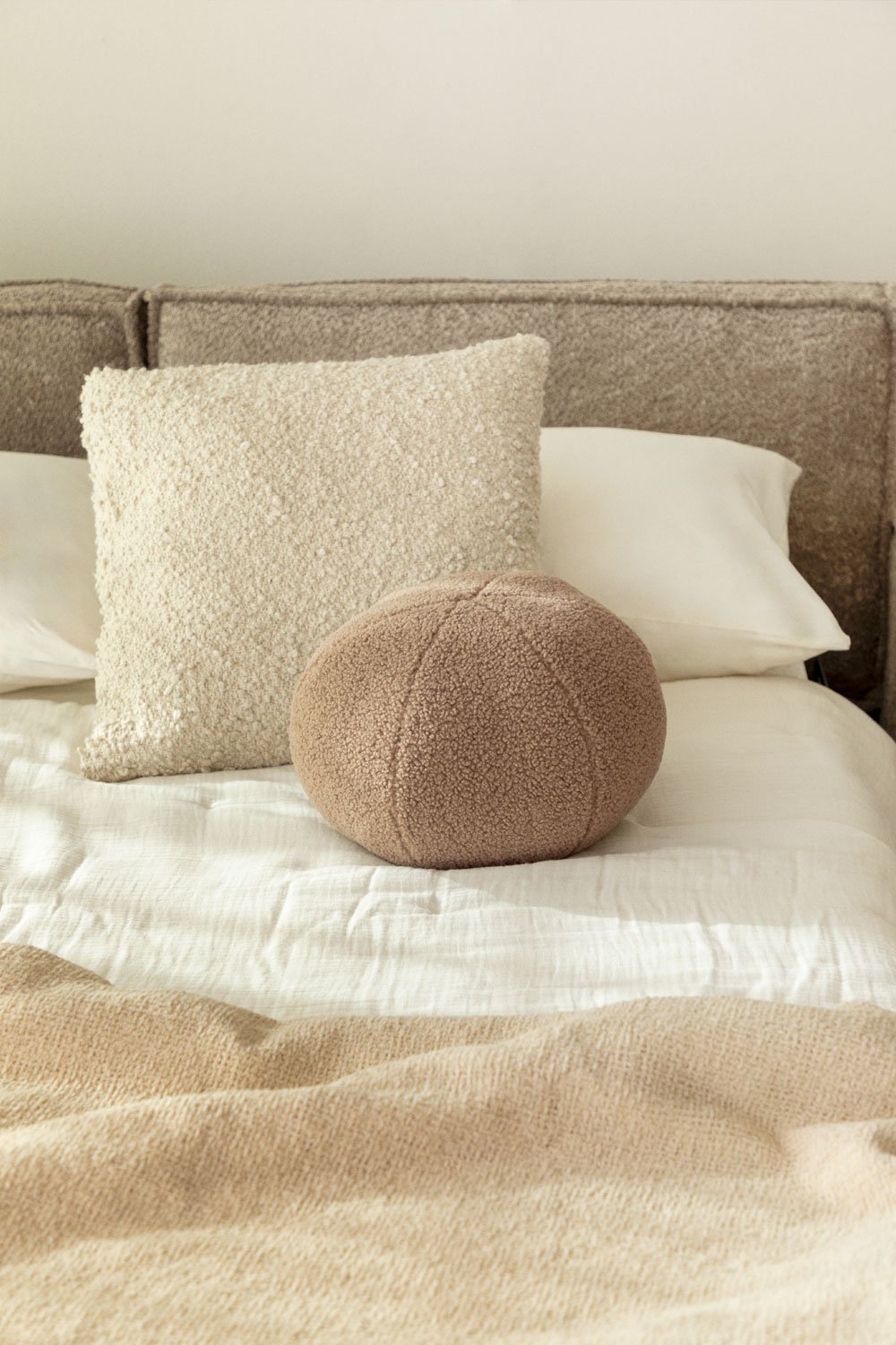 Sheepskin cushion (Ø25 cm) Ikerne, gallery image 1