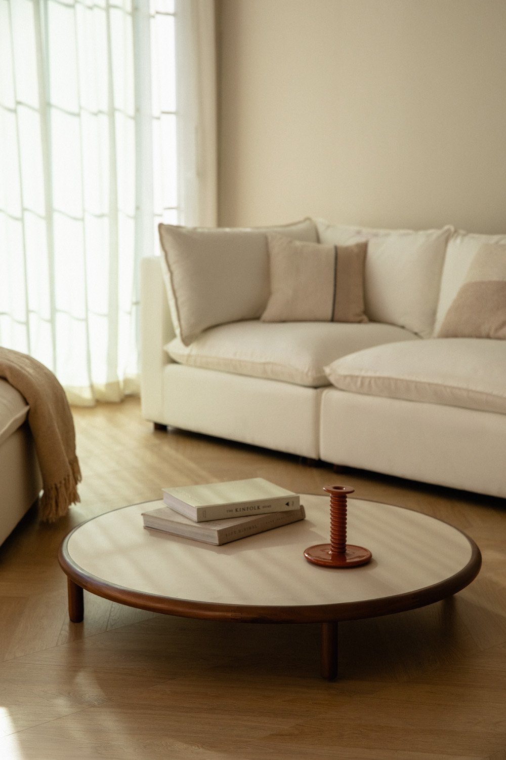 Round coffee table in acacia wood Olivia, gallery image 1