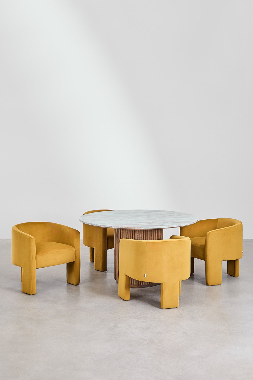 Set of round table in marble and mango wood (Ø120 cm) Giselda and 4 dining chairs in Xastru velvet, gallery image 2