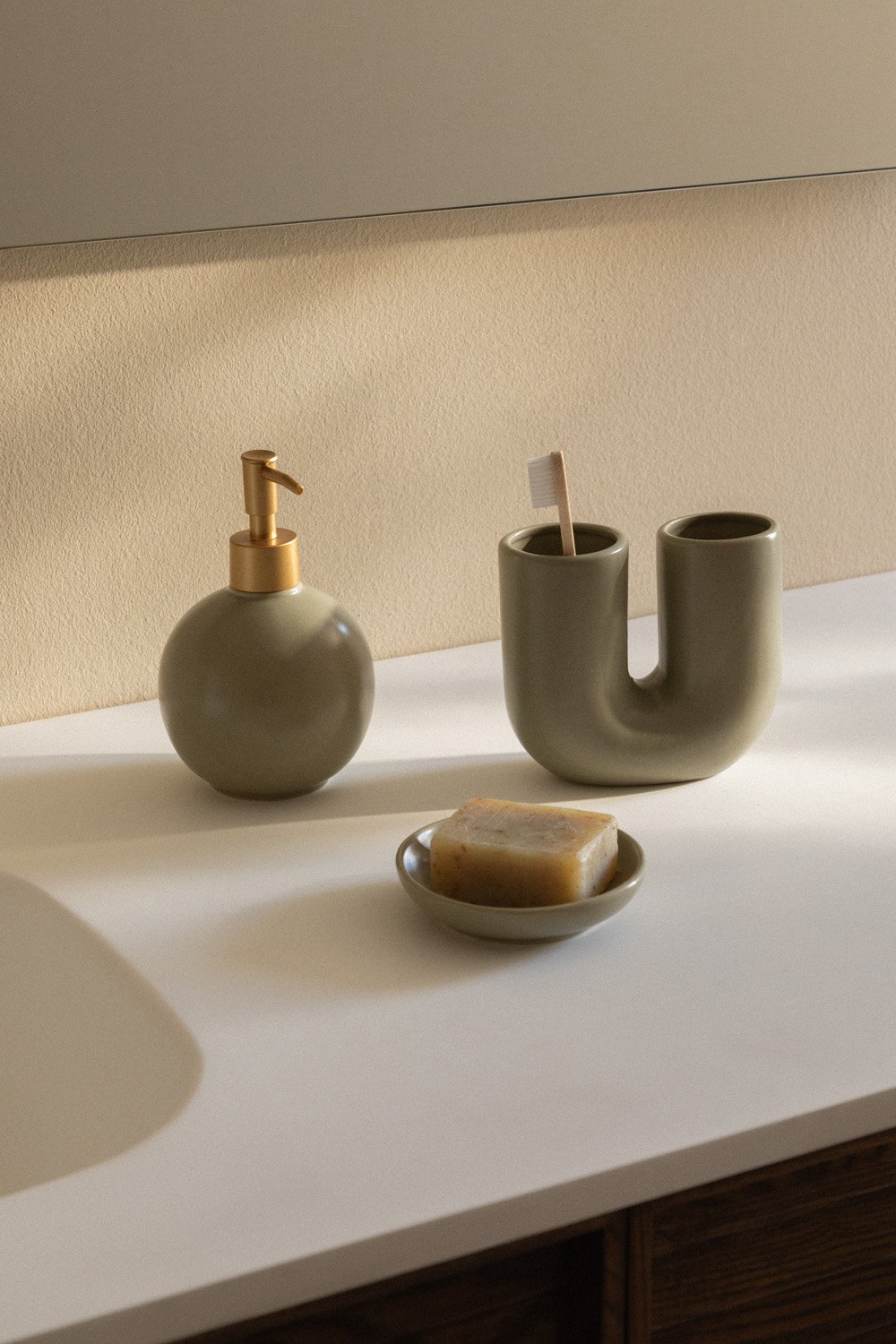 Siviara stoneware bathroom set , gallery image 1