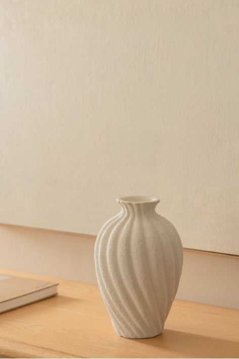 Vase in Georgian ceramics