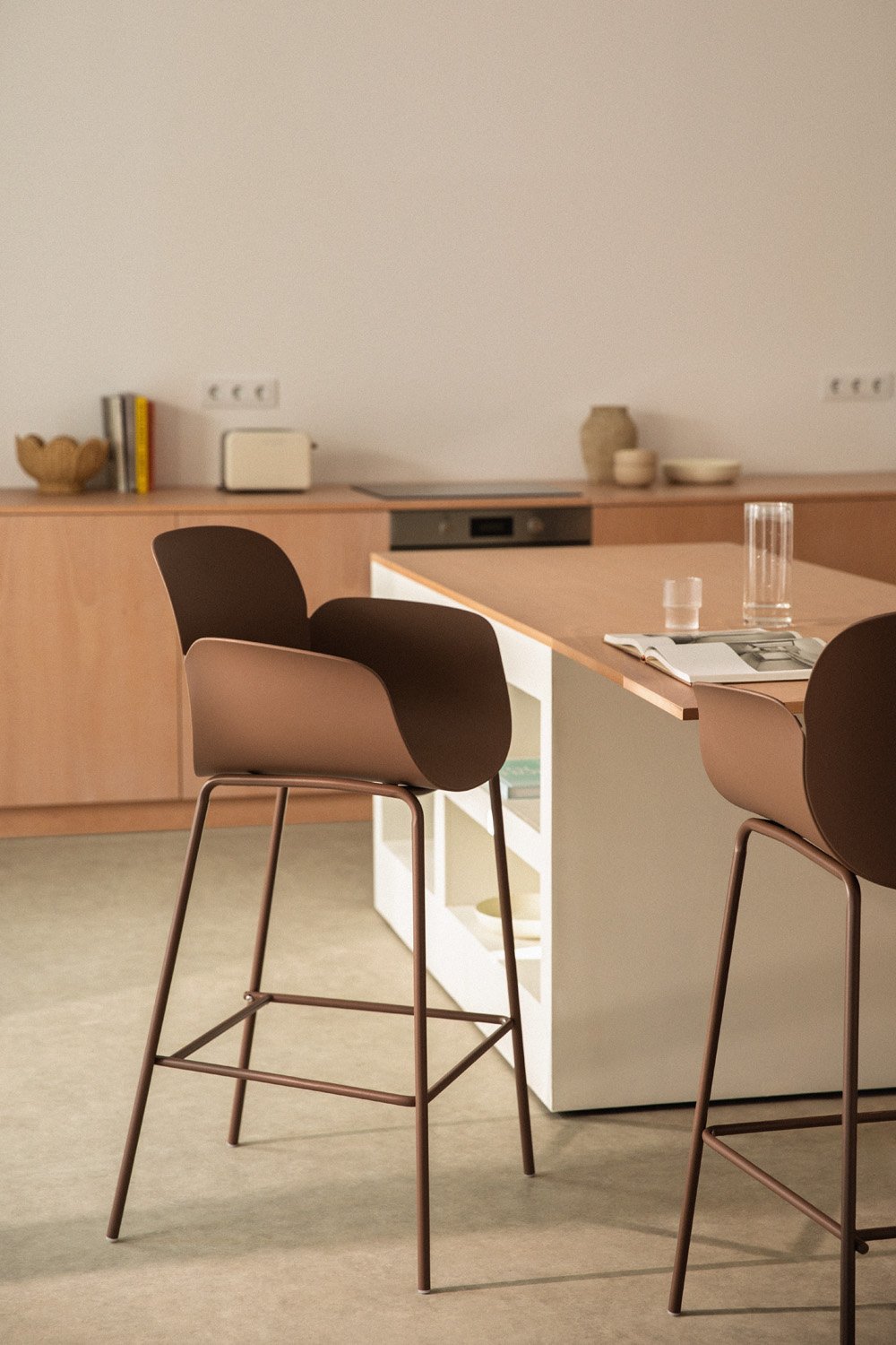 4-Pack high stools 75 cm in polypropylene and caramel brown iron Lynette, gallery image 1