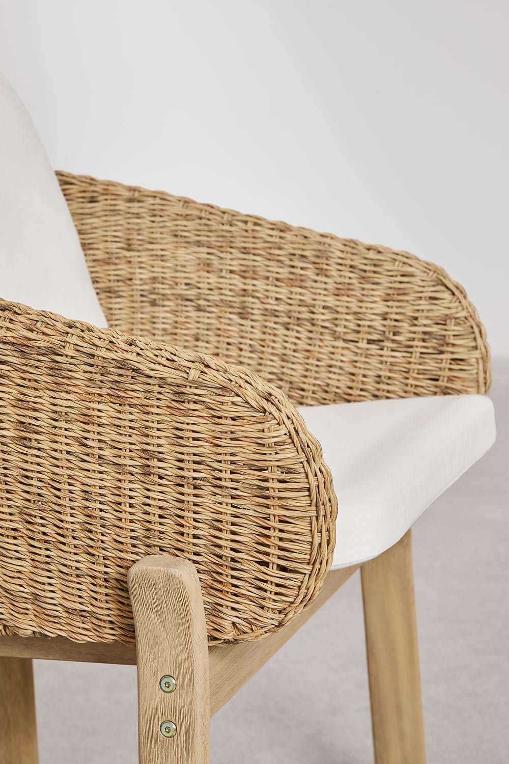 Leilan garden chair with armrests in acacia wood and synthetic rattan, gallery image 7