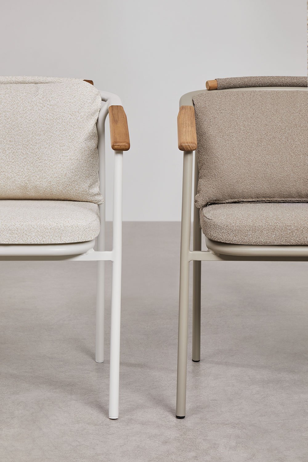 Pack of 4 Yervin dining chairs with armrests in aluminum and bouclé fabric, gallery image 7