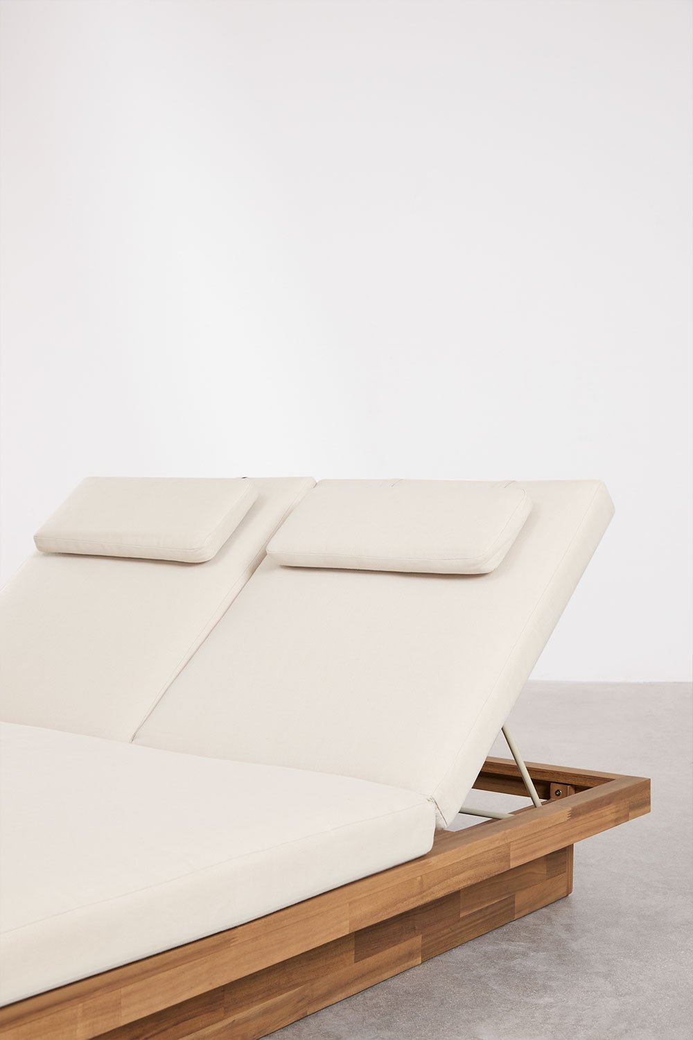 Double reclining lounger in acacia wood with Dailin cushion, gallery image 7