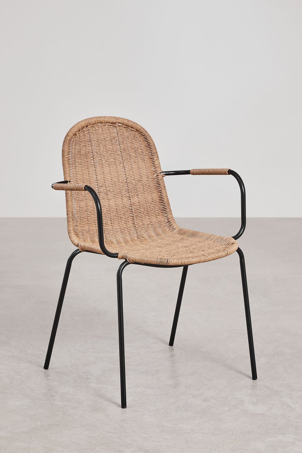 Stackable dining chair with armrests in synthetic wicker Reiven, gallery image 1