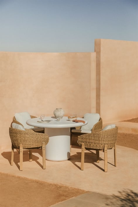Set of Ø120 cm round cement table Namara and 4 garden chairs with armrests in acacia wood Leilan