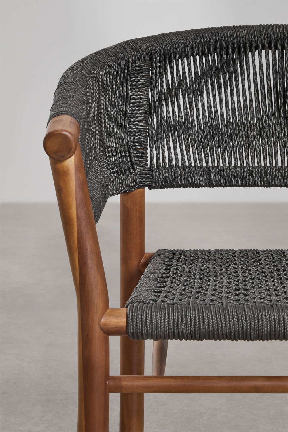 Pack of 4 Tenay Classic garden chairs with armrests in acacia wood and braided rope, gallery image 6