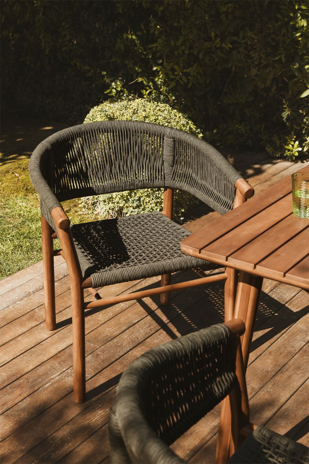 Pack of 4 Tenay Classic garden chairs with armrests in acacia wood and braided rope, gallery image 1