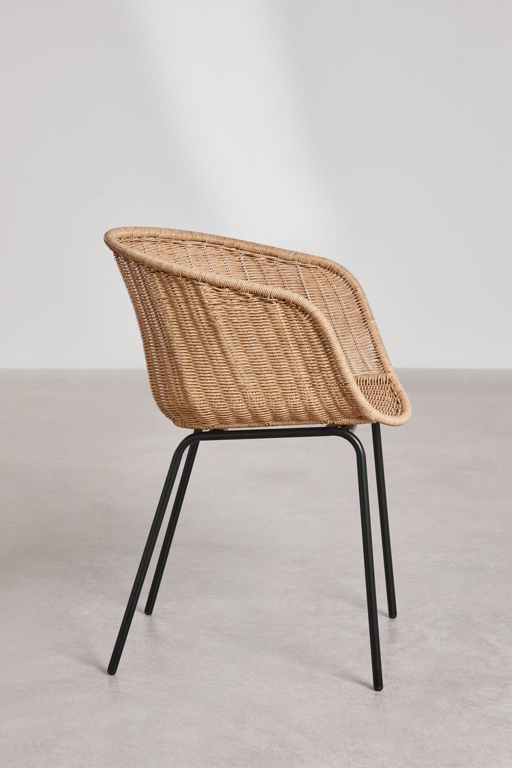 Garden chair with armrests in synthetic wicker and iron Tulua, gallery image 2