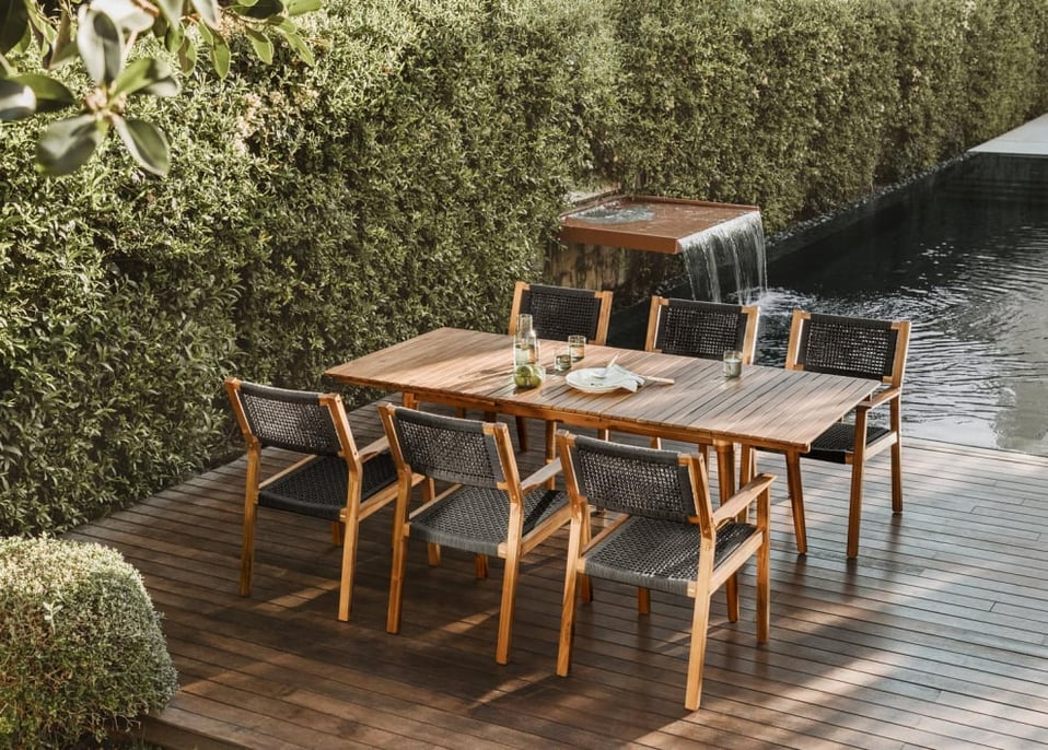 Rectangular table set 160-210x90 cm extendable and 6 garden chairs with armrests in Tenay acacia wood
