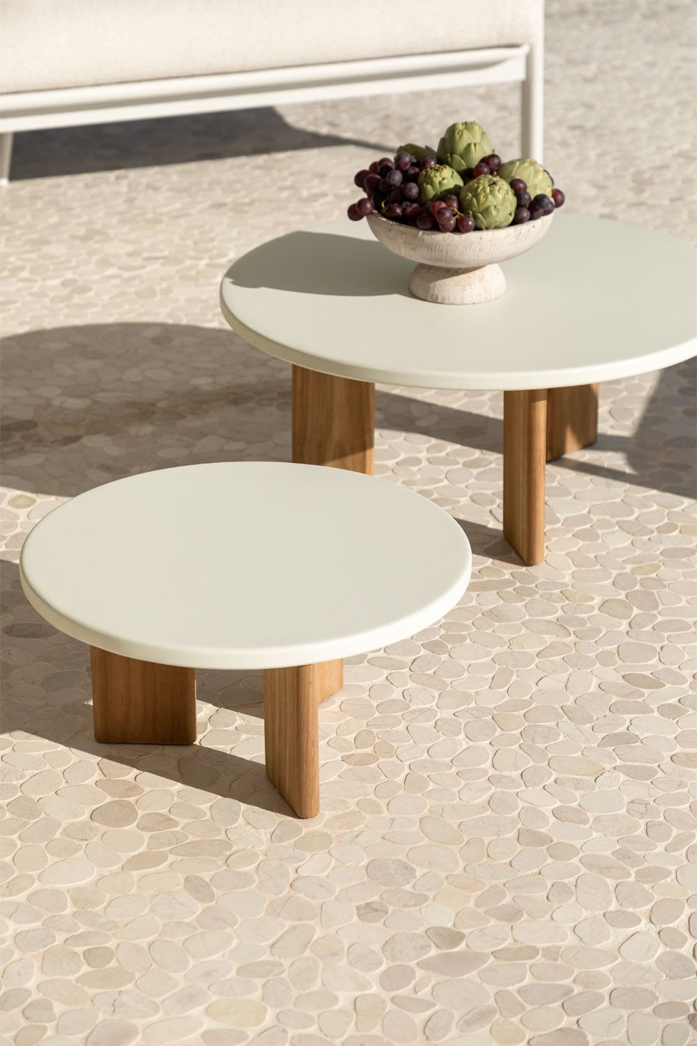 Set of 2 round aluminum garden coffee tables by Yervin - SKLUM