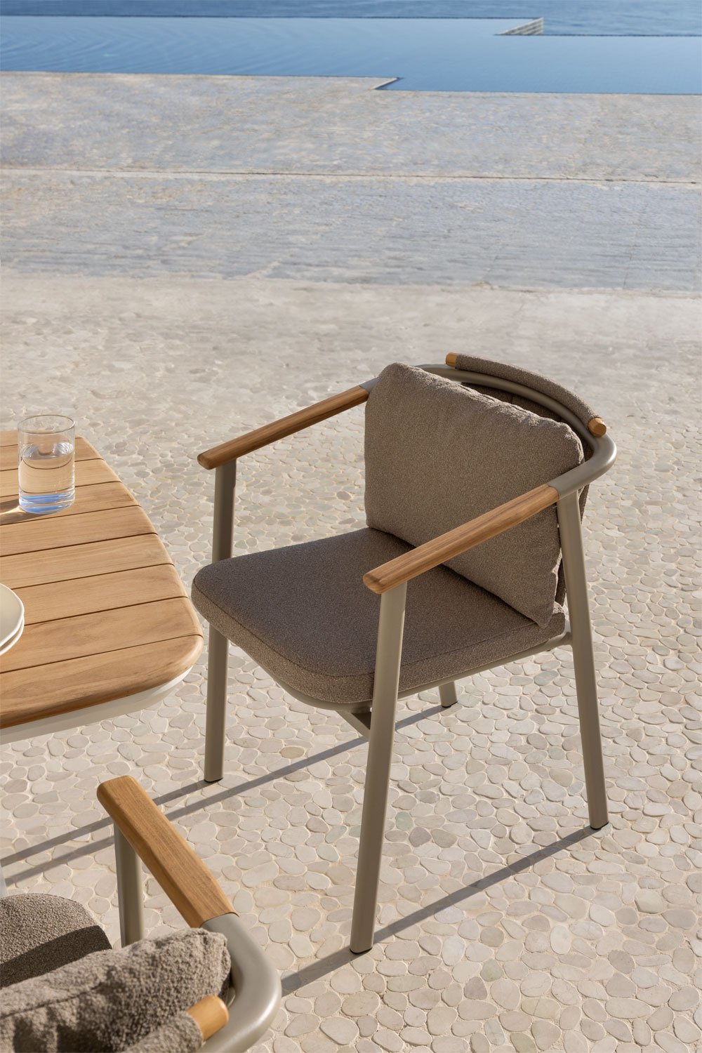 Pack of 2 Yervin garden chairs with armrests in aluminum and bouclé fabric, gallery image 1