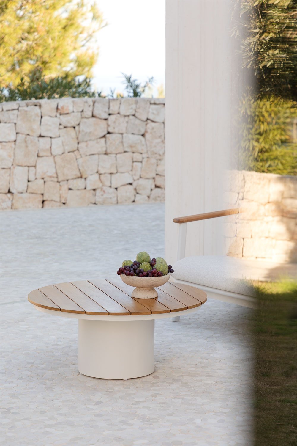 Round garden coffee table Ø90 cm in teak wood and aluminum Anturio, gallery image 1