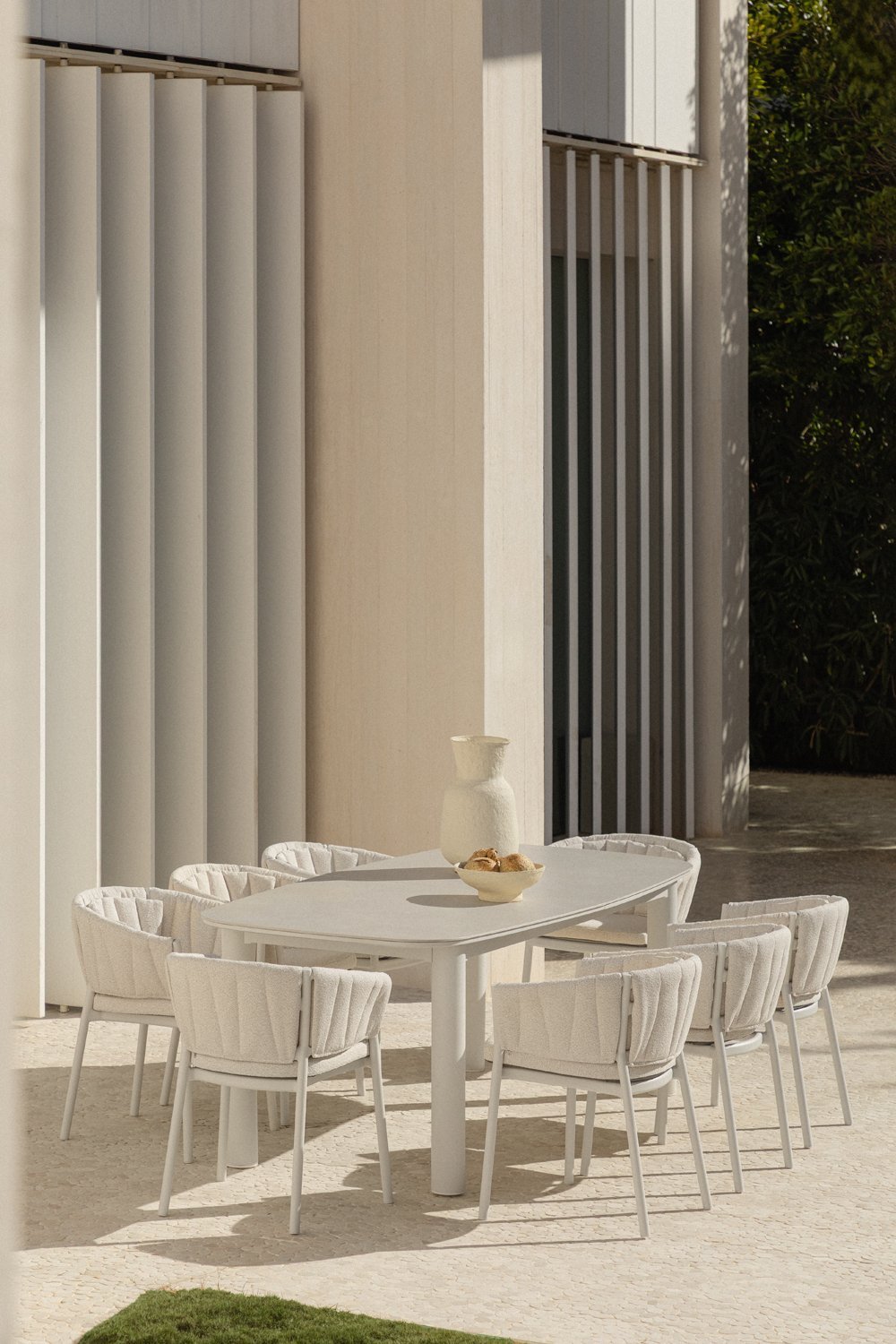 Rectangular extendable table set 220-280x100 cm in Zinti ceramic and 8 garden chairs in aluminum and Roderise fabric, gallery image 1