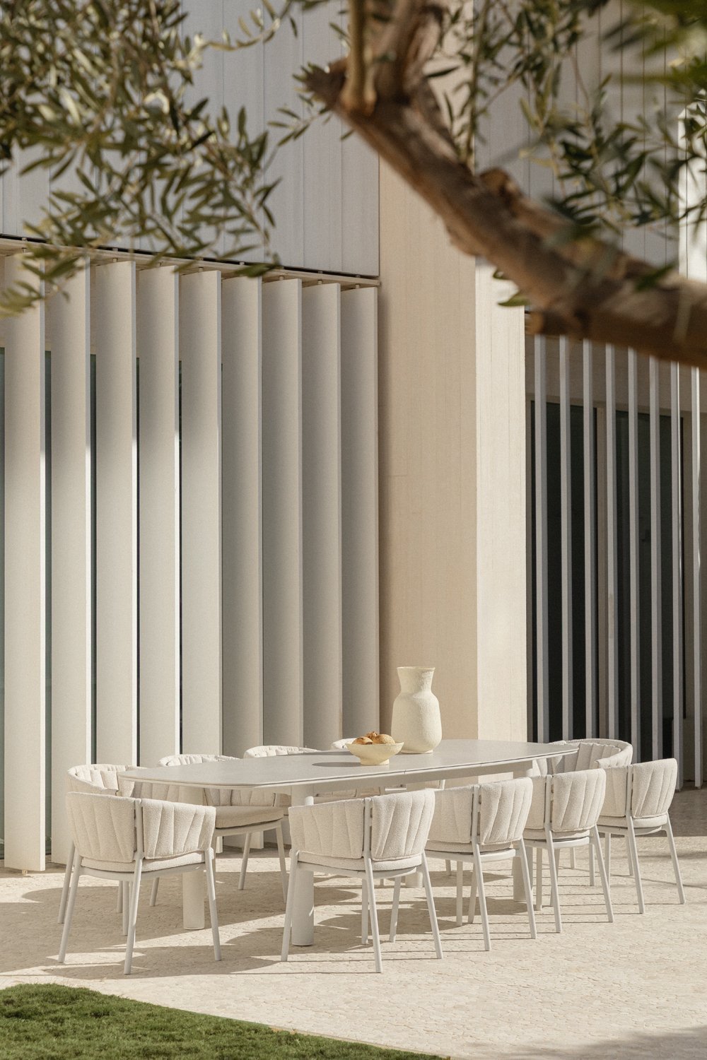 Rectangular extendable table set 220-280x100 cm in Zinti ceramic and 10 garden chairs in aluminum and Roderise fabric, gallery image 1