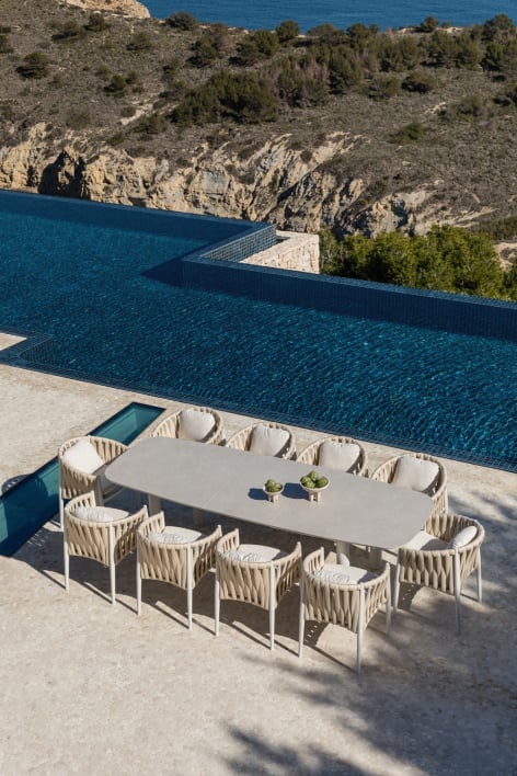 Extendable rectangular table set 220-280x100 cm in Zinti ceramic and 10 garden chairs in aluminum and Sereilen bouclé fabric