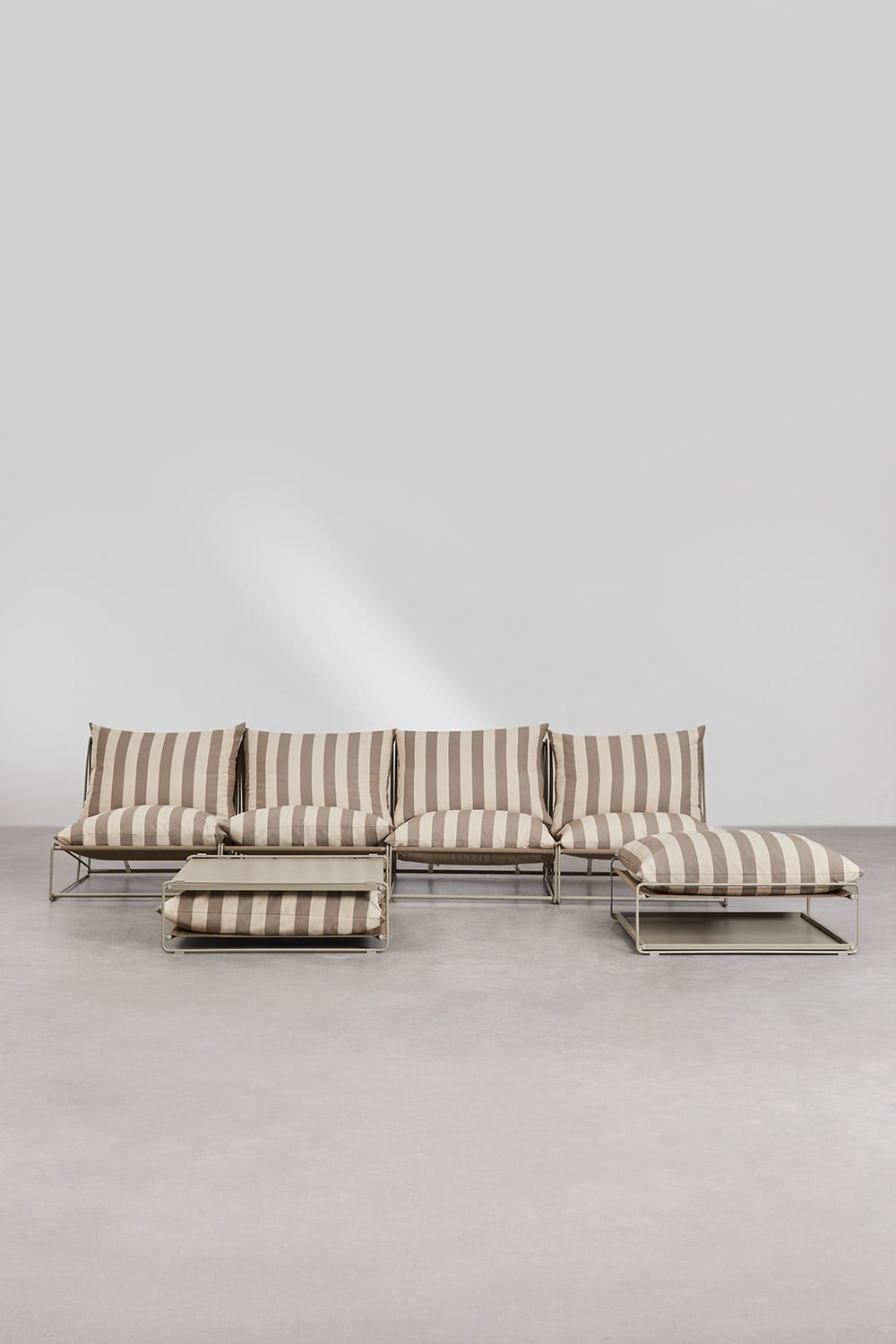 Amaro 4-piece modular sofa garden set with convertible side table and pouf, gallery image 4