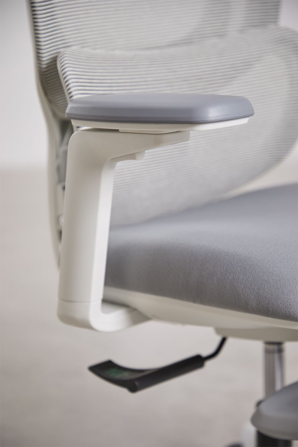 Saubion office chair with wheels, armrests, and footrest, gallery image 9