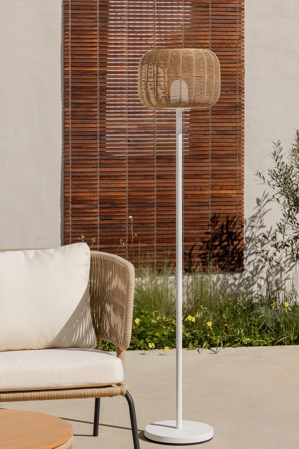 Ovela wireless LED outdoor floor lamp made of iron and braided rope, gallery image 1