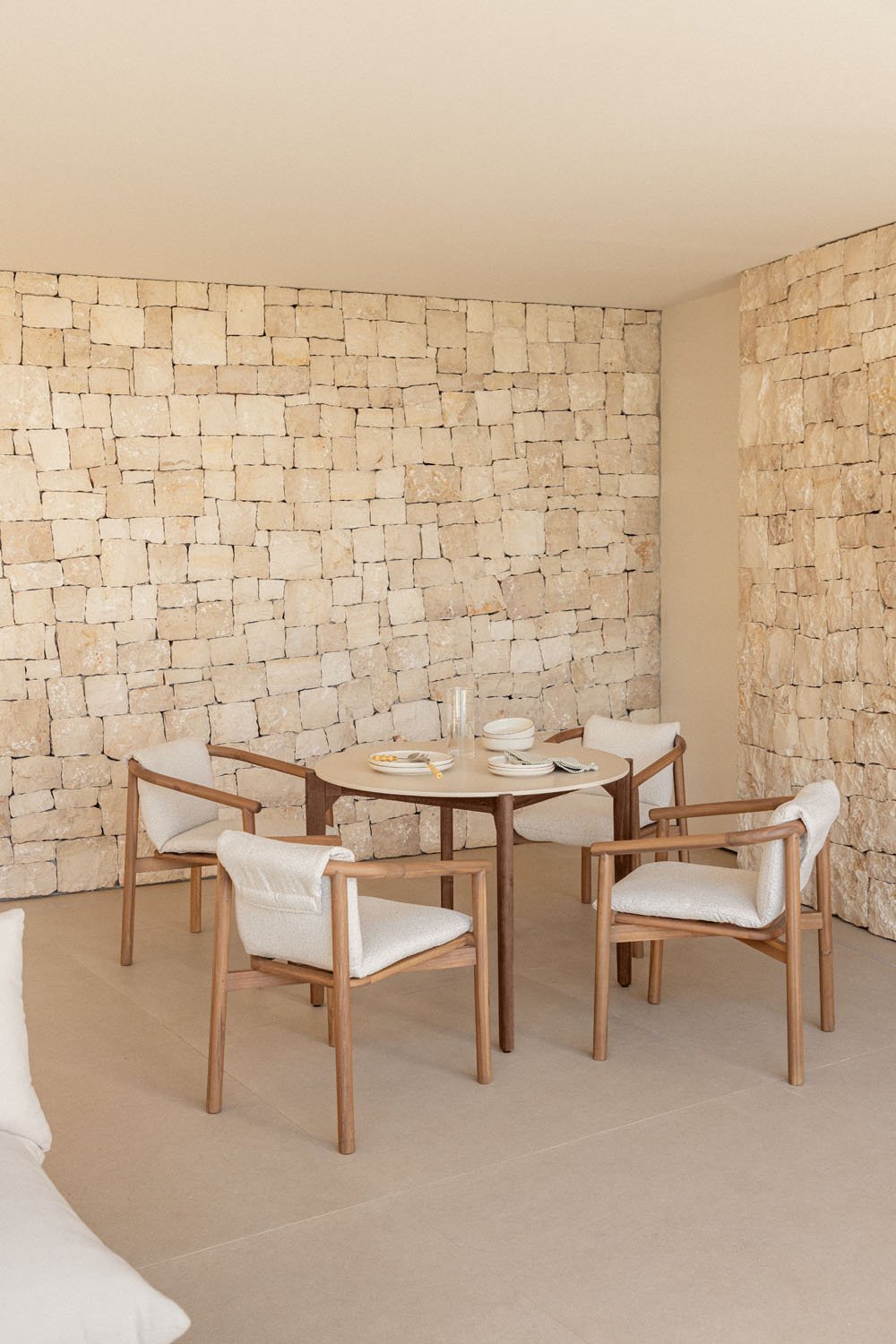 Round garden table Ø100 cm in cement and acacia wood Xajul, gallery image 1