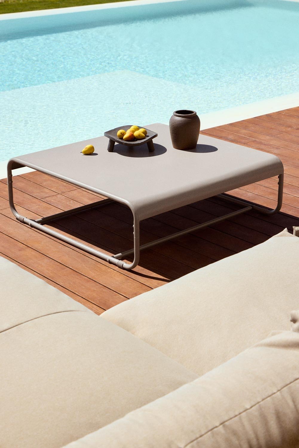 Oporto rectangular garden coffee table 105x100 cm in steel, gallery image 1