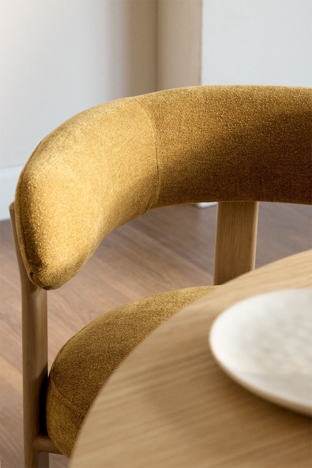 Pack of 4 upholstered dining chairs with armrests and iron frame Jolie, gallery image 2