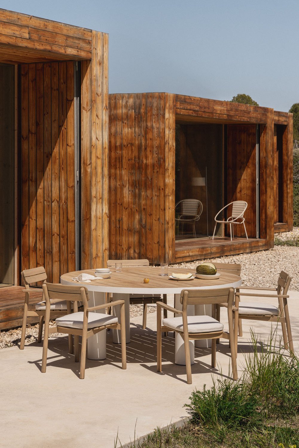 Round garden table Ø180 cm in teak and aluminum Riviera, gallery image 1