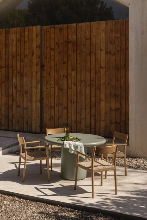 Set of a 120 cm round table in Namara cement and 4 garden chairs with armrests in Mara oak wood