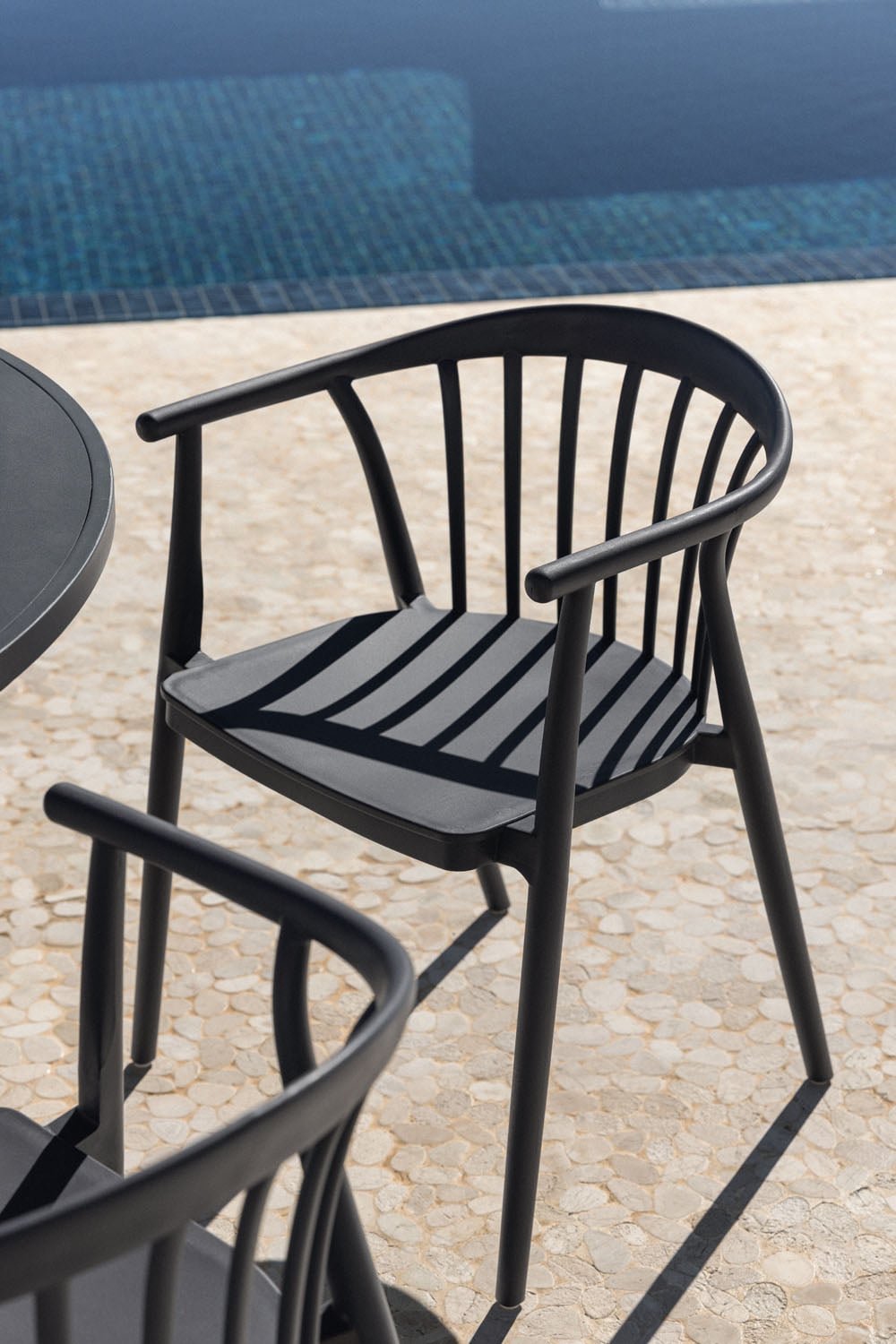 Pack of 2 stackable garden chairs with armrests in polypropylene Ivor, gallery image 1