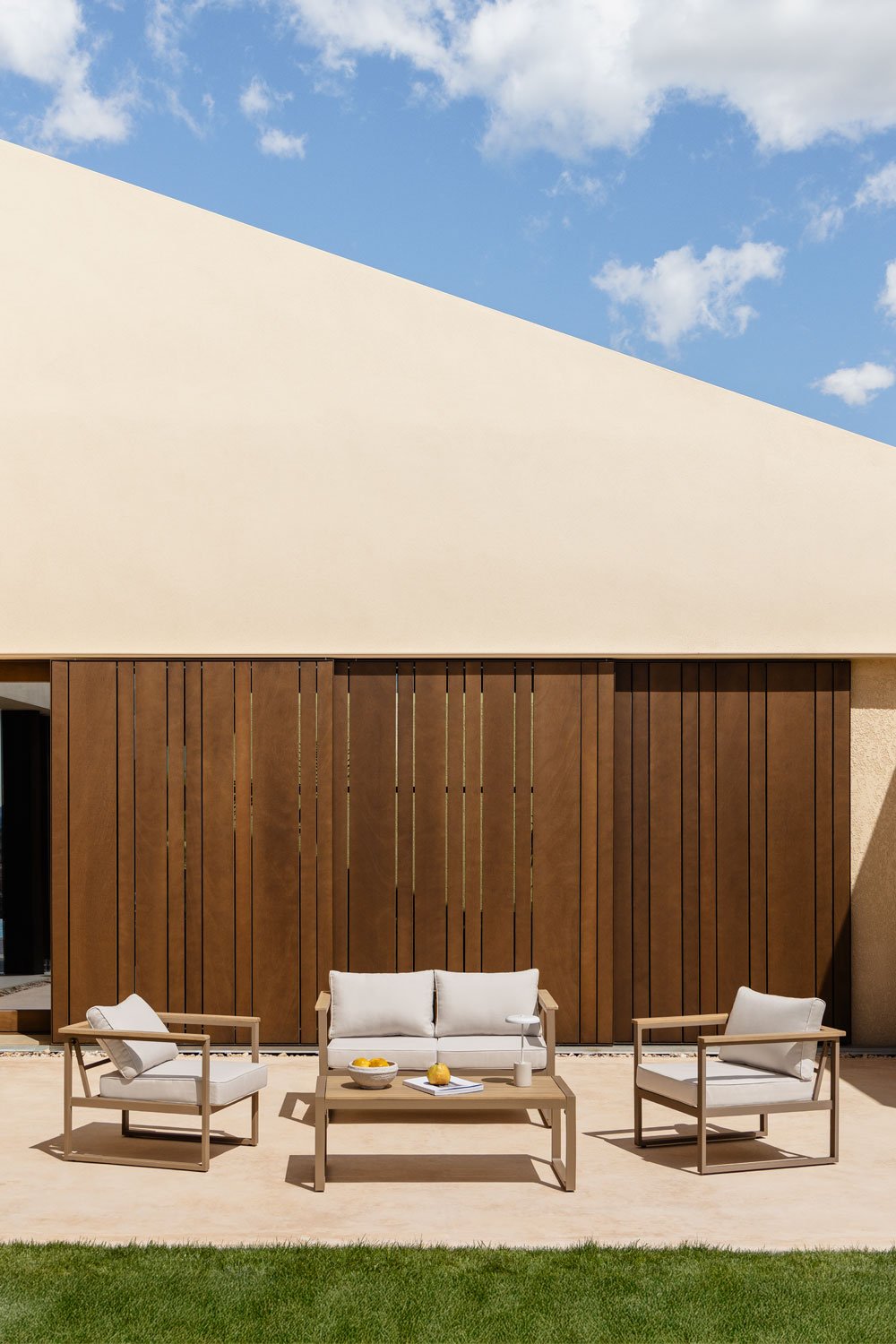 Garden set with 2-seater sofa, 2 armchairs and coffee table in aluminium and acacia wood Lipov, gallery image 1