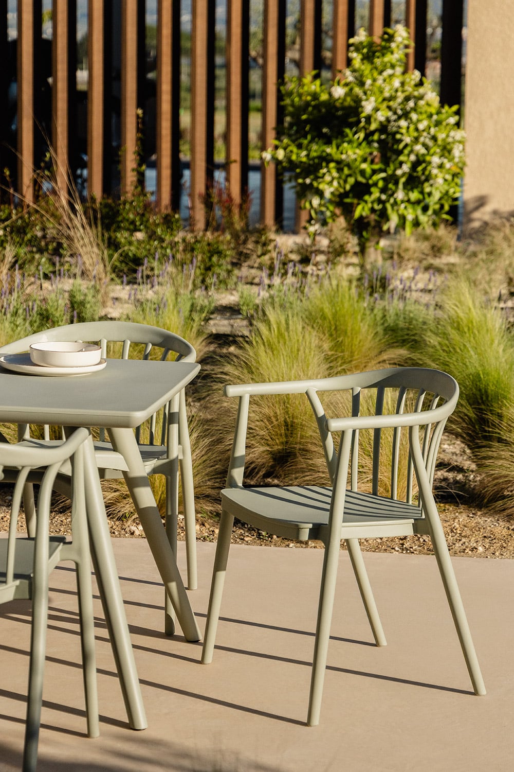 Pack of 4 stackable garden chairs with armrests in polypropylene Ivor, gallery image 1