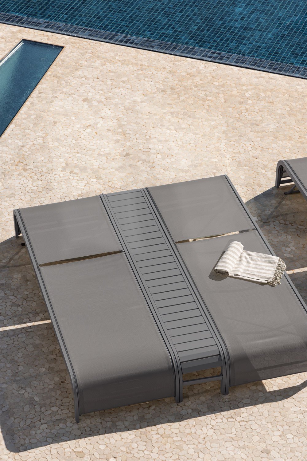 Set of 2 reclining loungers and side table in steel Marietta, gallery image 1
