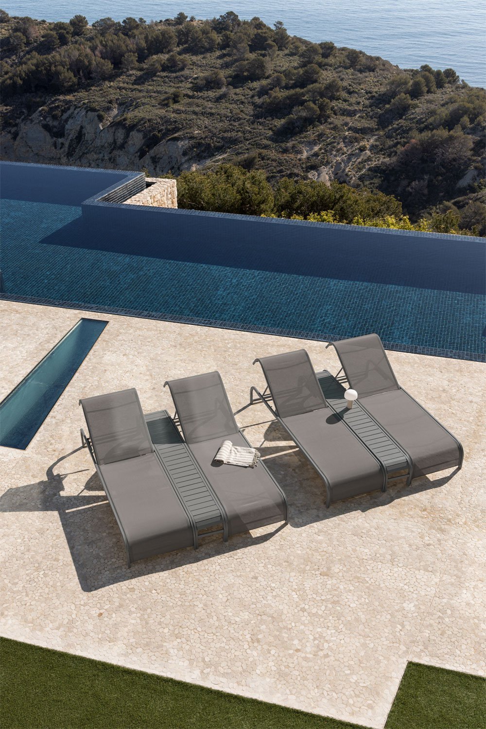 Set of 2 reclining loungers and side table in steel Marietta, gallery image 2