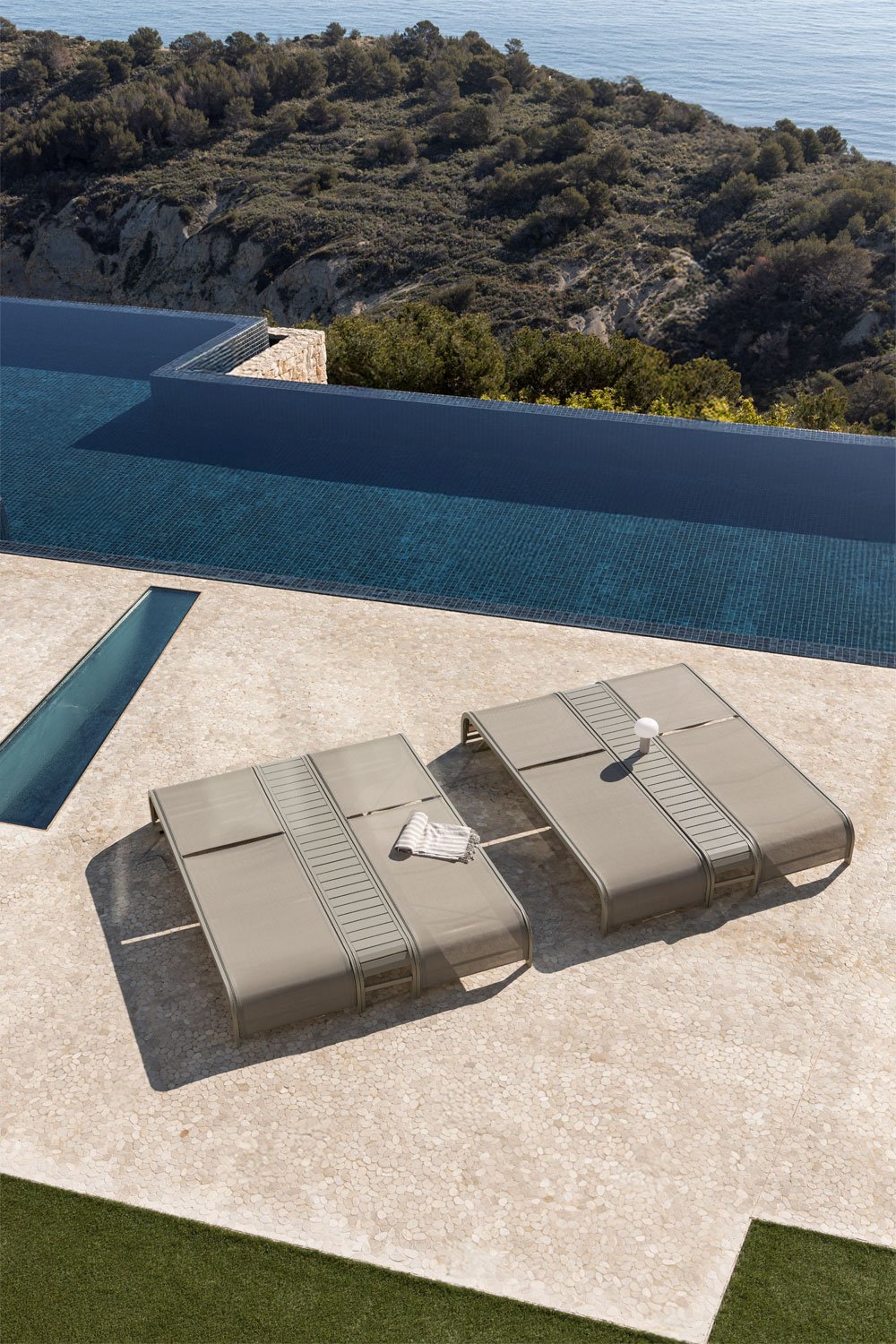 Set of 2 reclining loungers and side table in steel Marietta, gallery image 3