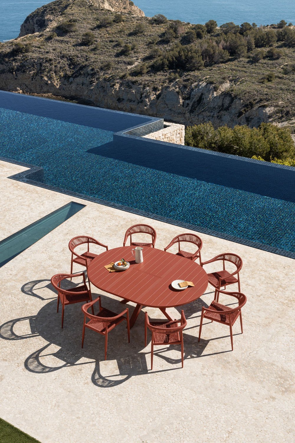 Set of 145-200x145 cm Barces round extendable table and 8 Amatria aluminum stackable garden chairs with armrests, gallery image 1