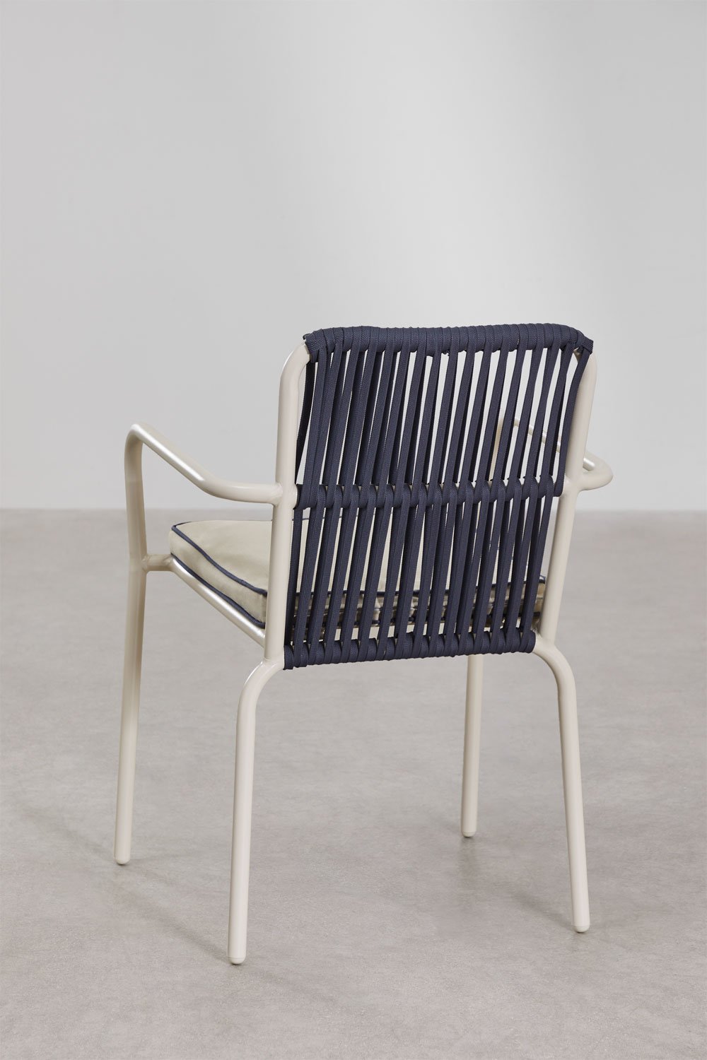 Valerie round table set, 125 cm diameter, and 6 Alberta aluminum garden chairs with armrests., gallery image 7