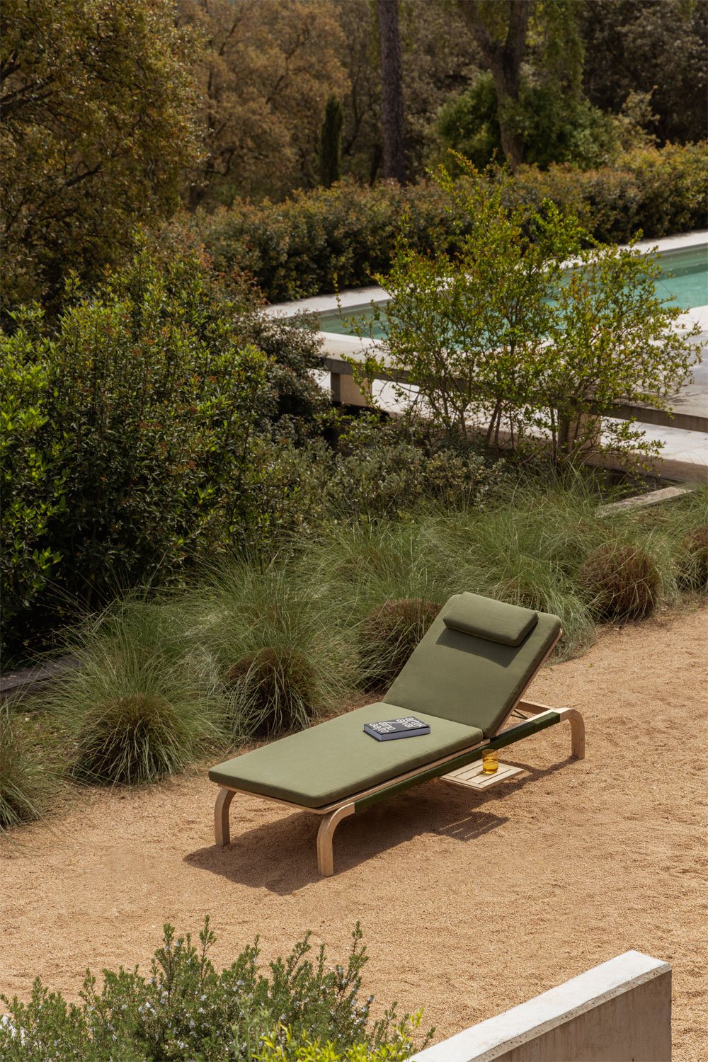 Pack of 2 reclining loungers in acacia wood with Dubai cushion, gallery image 1