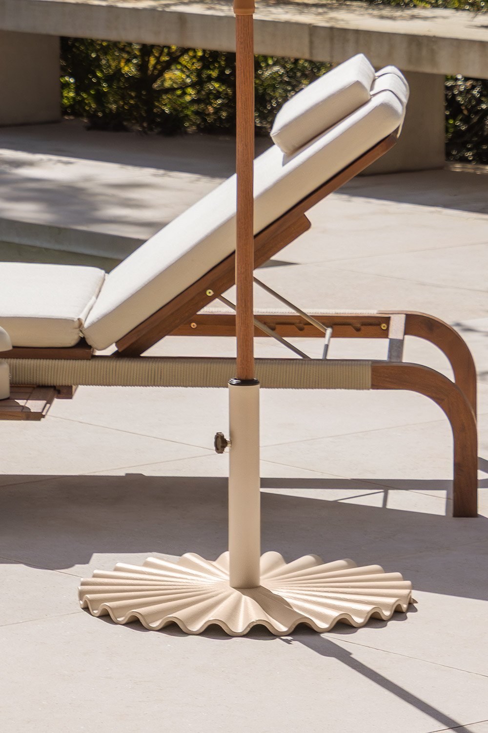 Round umbrella base in steel Carolys, gallery image 1