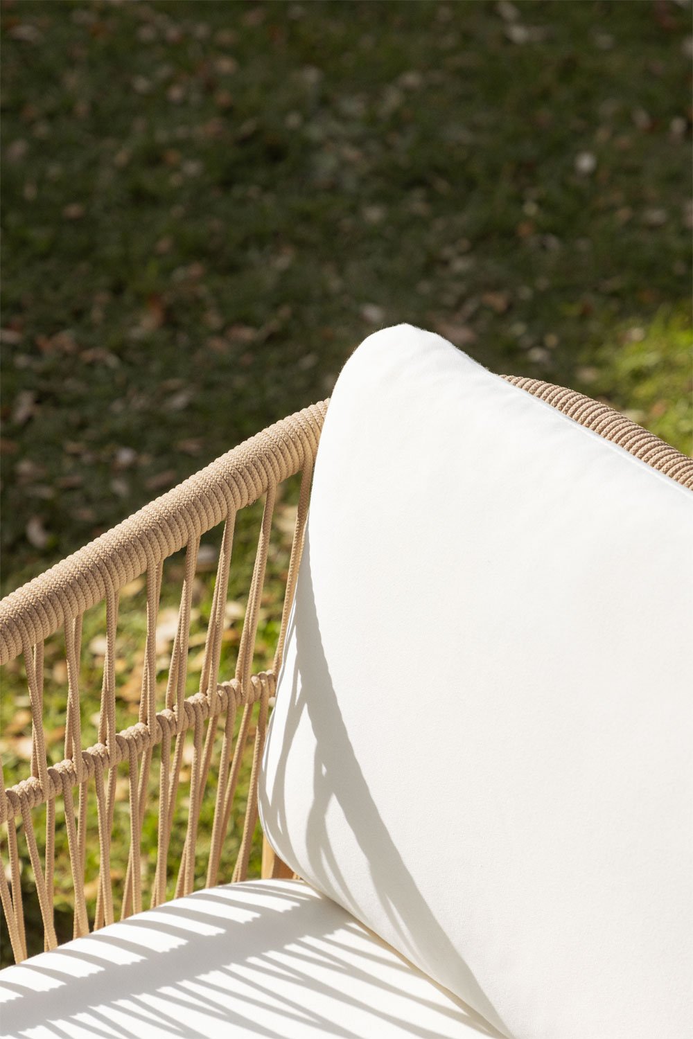 Garden chair with armrests in acacia wood and braided rope Karvia, gallery image 2