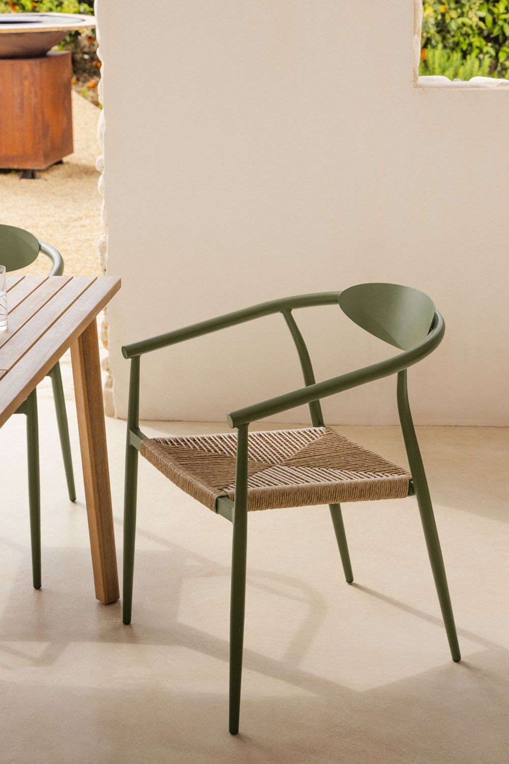 Pack of 2 stackable garden chairs with armrests in aluminium and synthetic rattan Marsha, gallery image 1